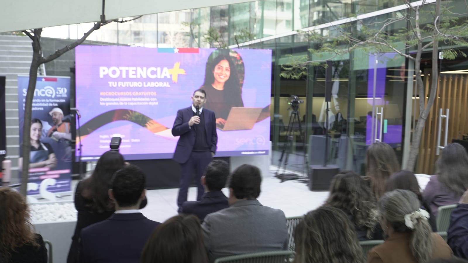 Lanzamiento del programa Potencia+ de Sence, con la pantalla del programa de cursos en línea gratuitos detrás del expositor