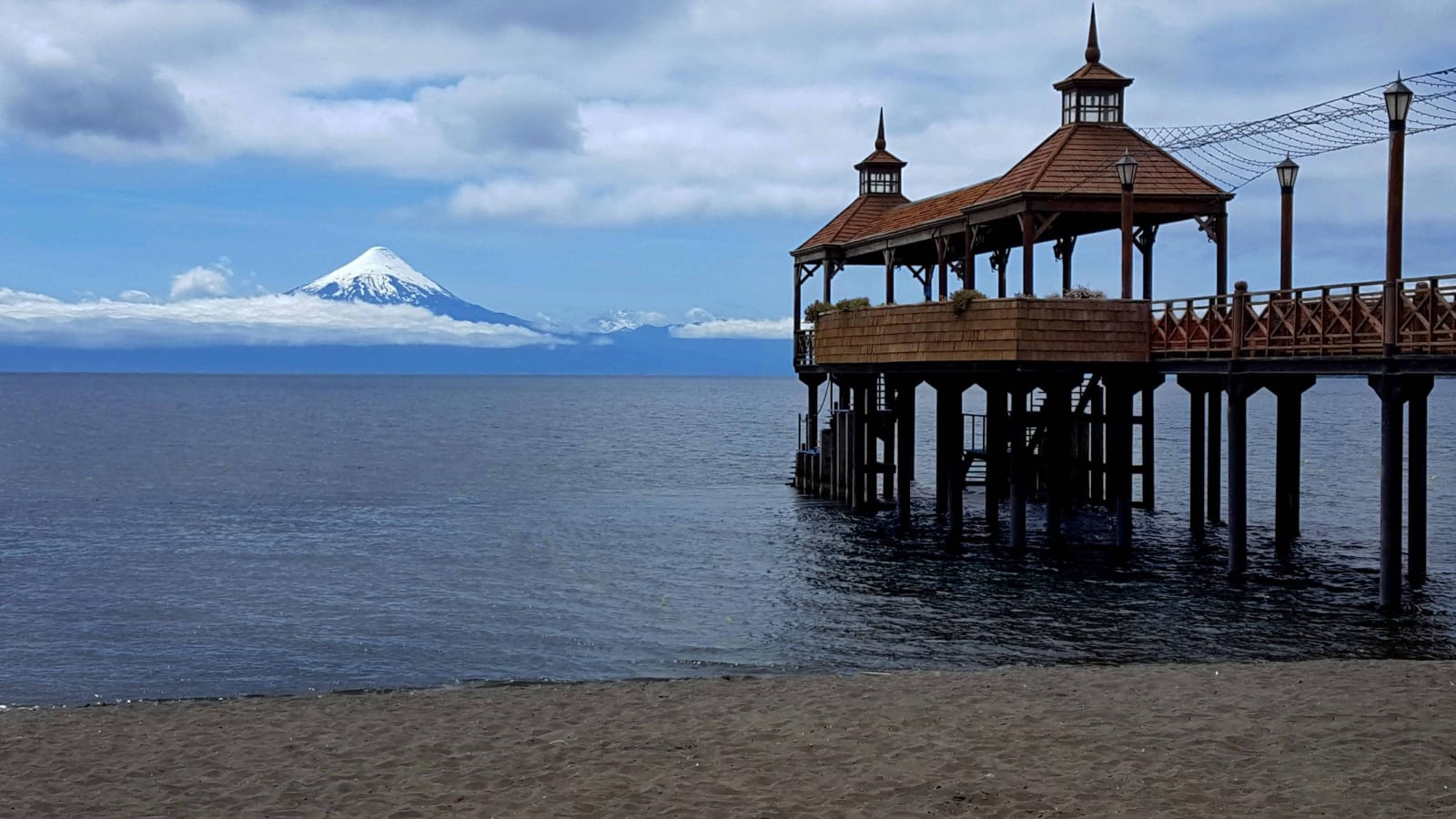 El muelle de Frutillar Bajo sobre el lago Llanquihue, con el volcán Osorno nevado al fondo. Imagen de archivo