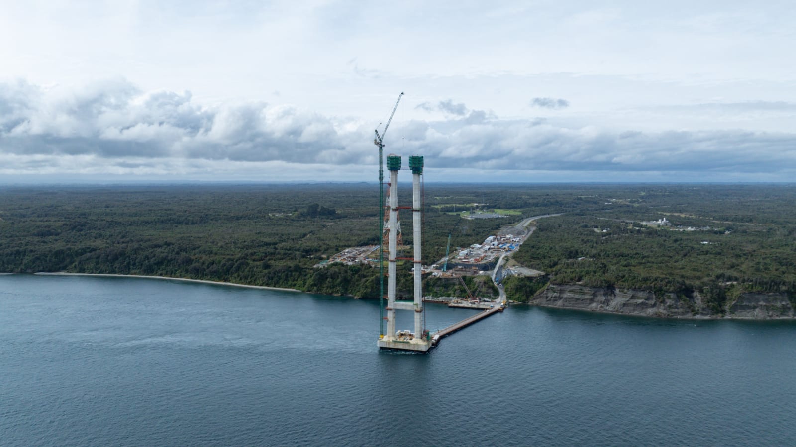 Vista aérea de una de las torres del Puente Chacao sobre el canal, con la costa y las faenas al fondo. Imagen de archivo