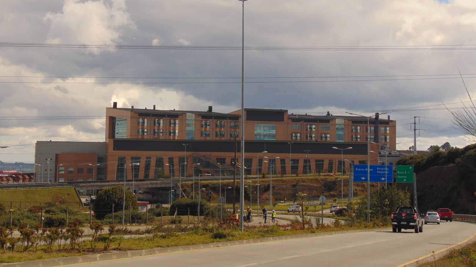 Vista exterior del Hospital de Puerto Montt desde la ruta, con su señalética de acceso. Imagen de archivo