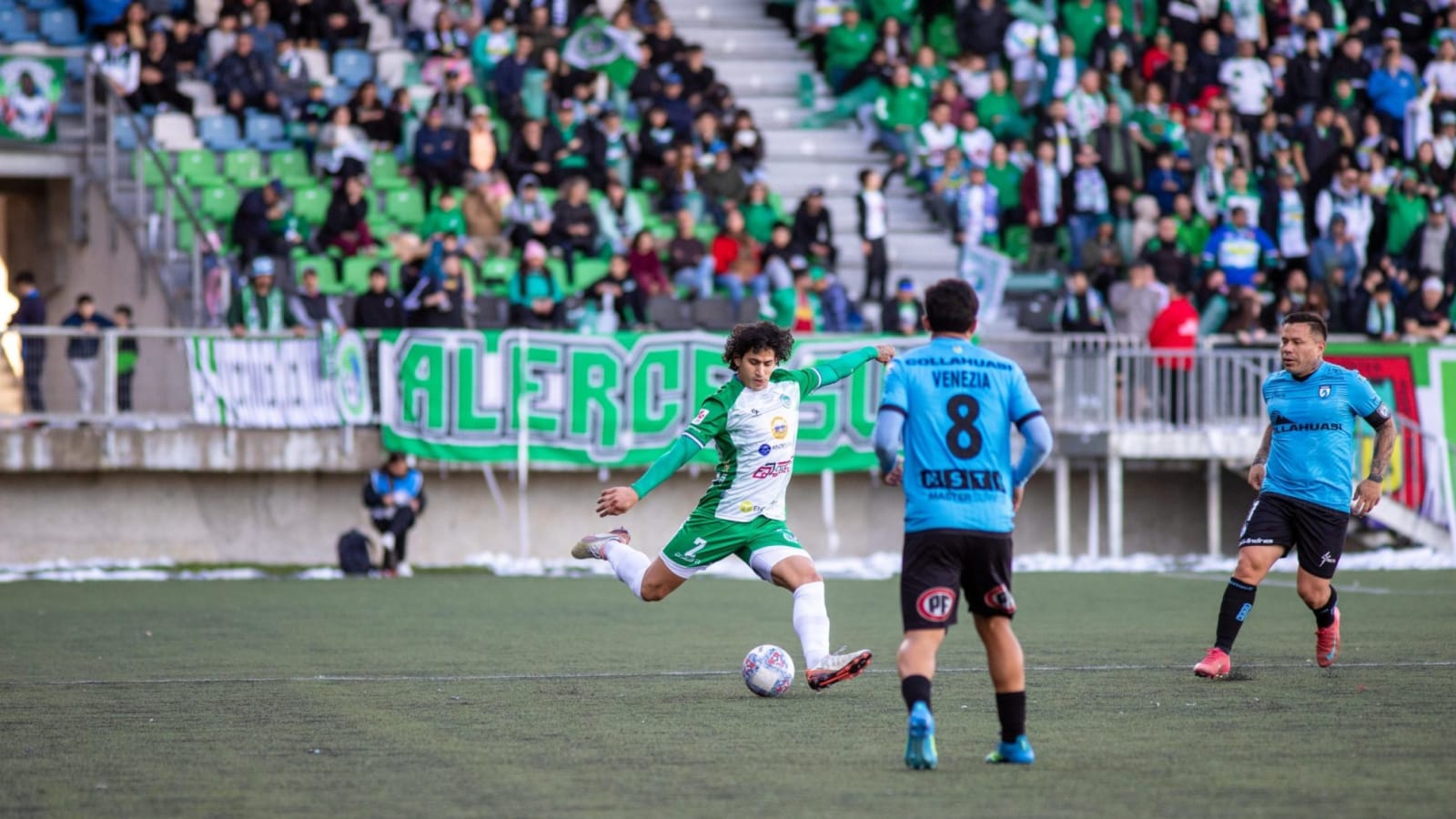 Jugador de Deportes Puerto Montt remata al arco en el Estadio Chinquihue, con la hinchada en las graderías. Imagen de archivo