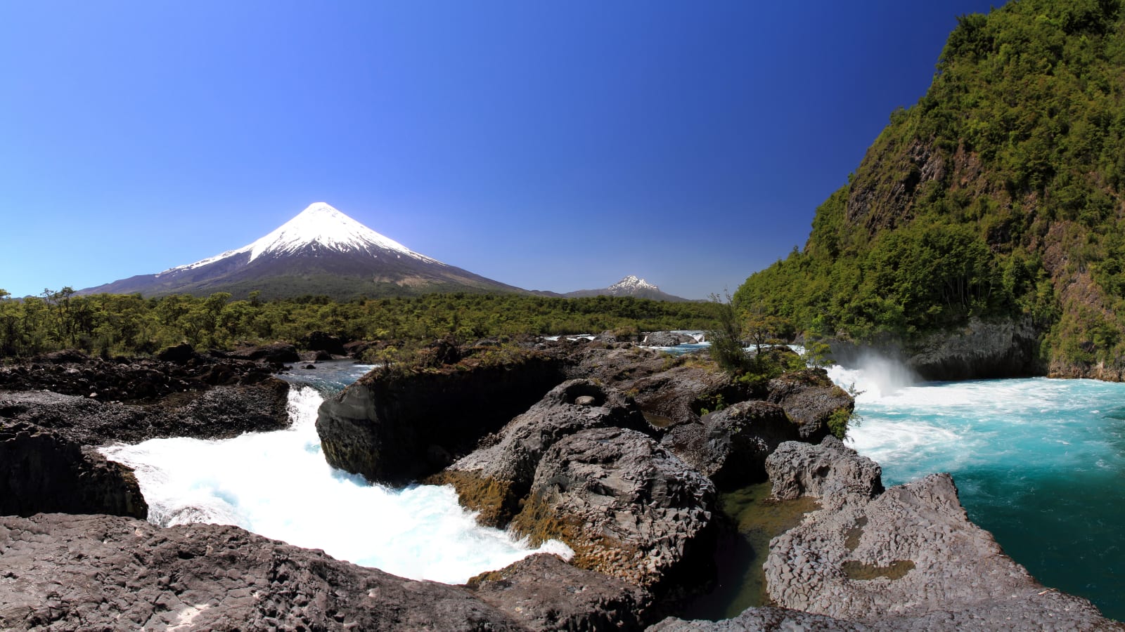 Saltos del Petrohué con el volcán Osorno de fondo, en el Parque Nacional Vicente Pérez Rosales