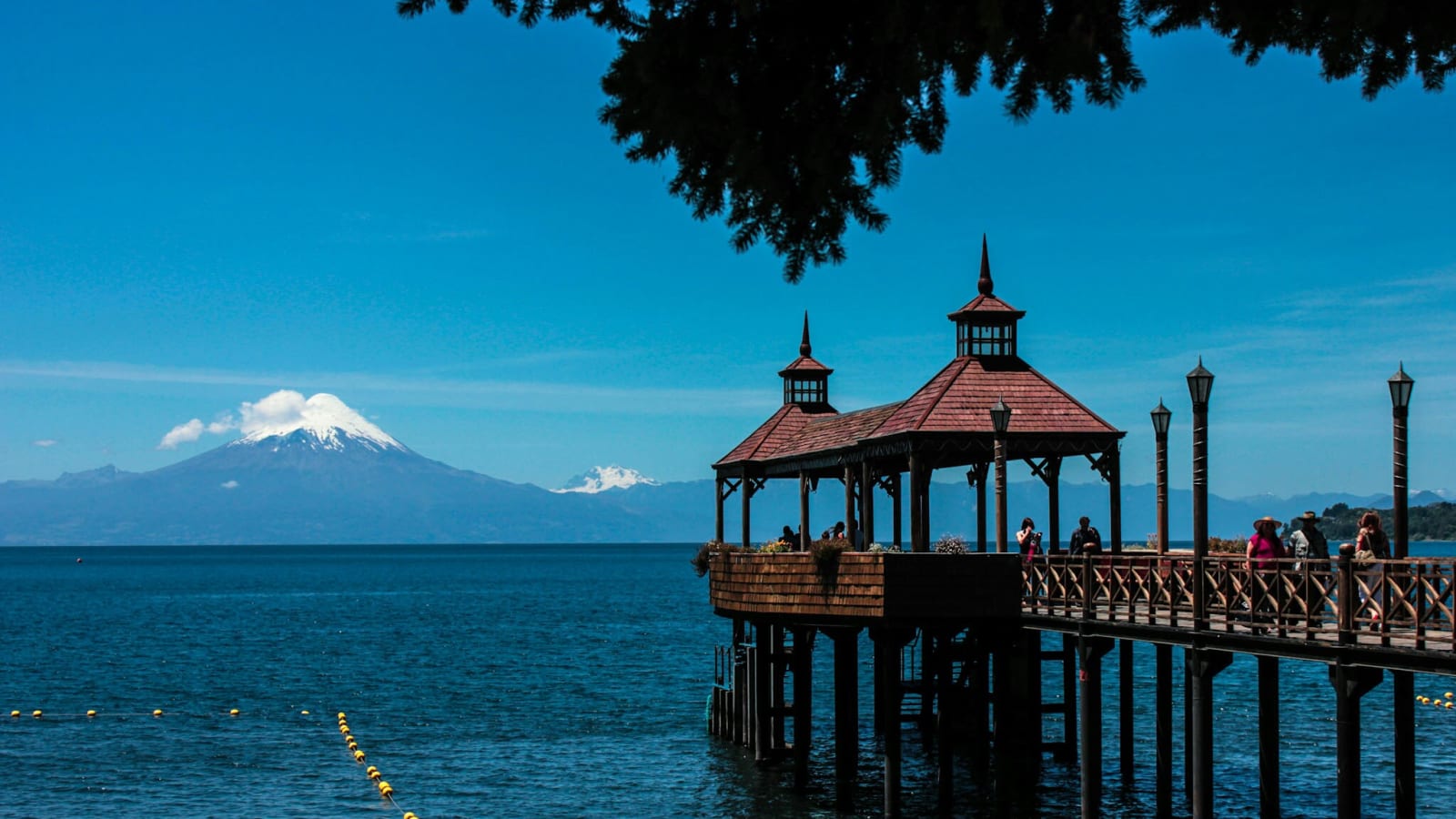 Muelle de Frutillar con el volcán Osorno al fondo