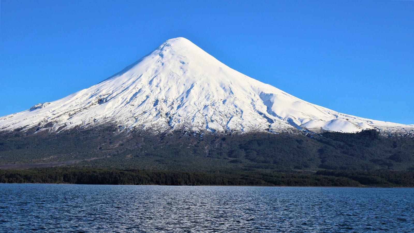 El volcán Osorno con su cono nevado visto desde el lago Todos los Santos