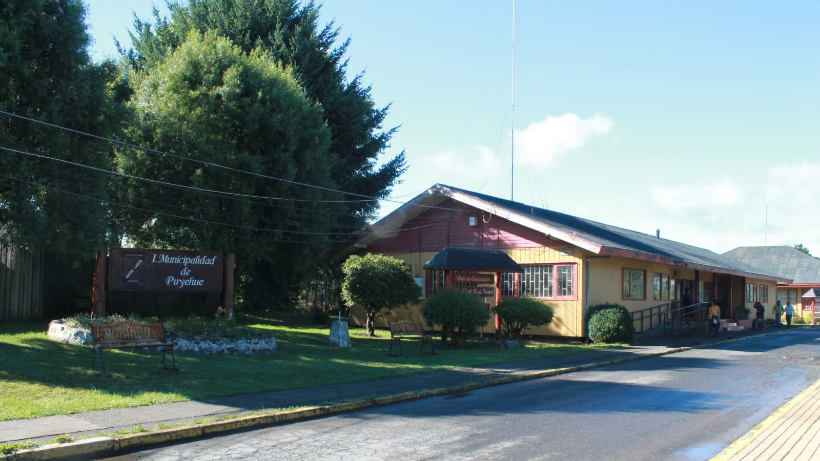 Fachada de la Municipalidad de Puyehue, en Entre Lagos, con su letrero de madera a la entrada