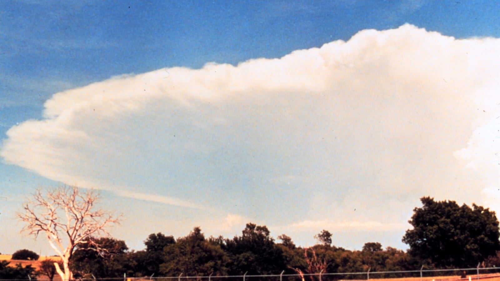 Nube convectiva de gran desarrollo vertical con forma de yunque, el tipo de formación que menciona el aviso