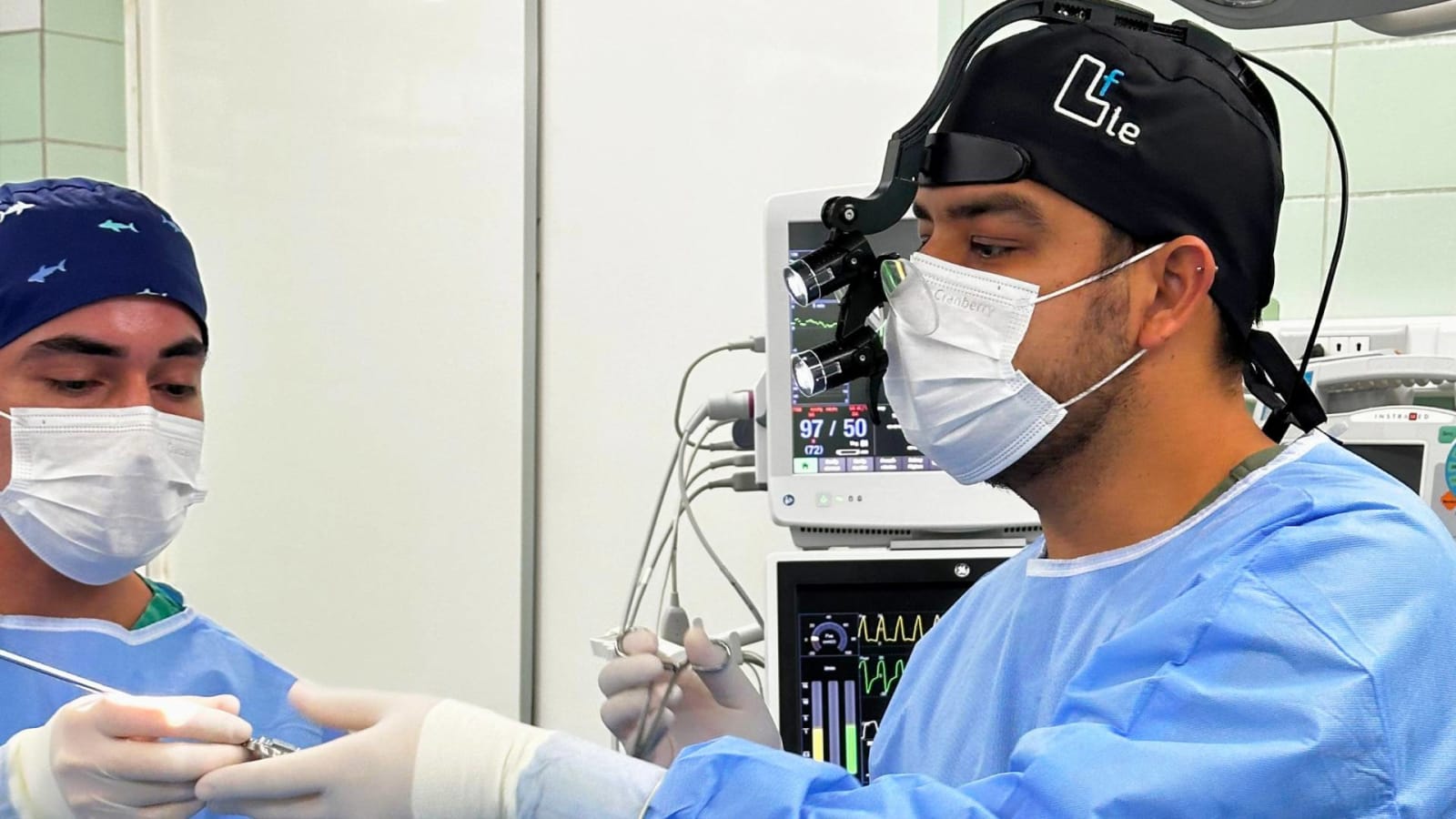 Equipo médico realiza una cirugía de otorrinolaringología en un pabellón de un hospital de Chiloé