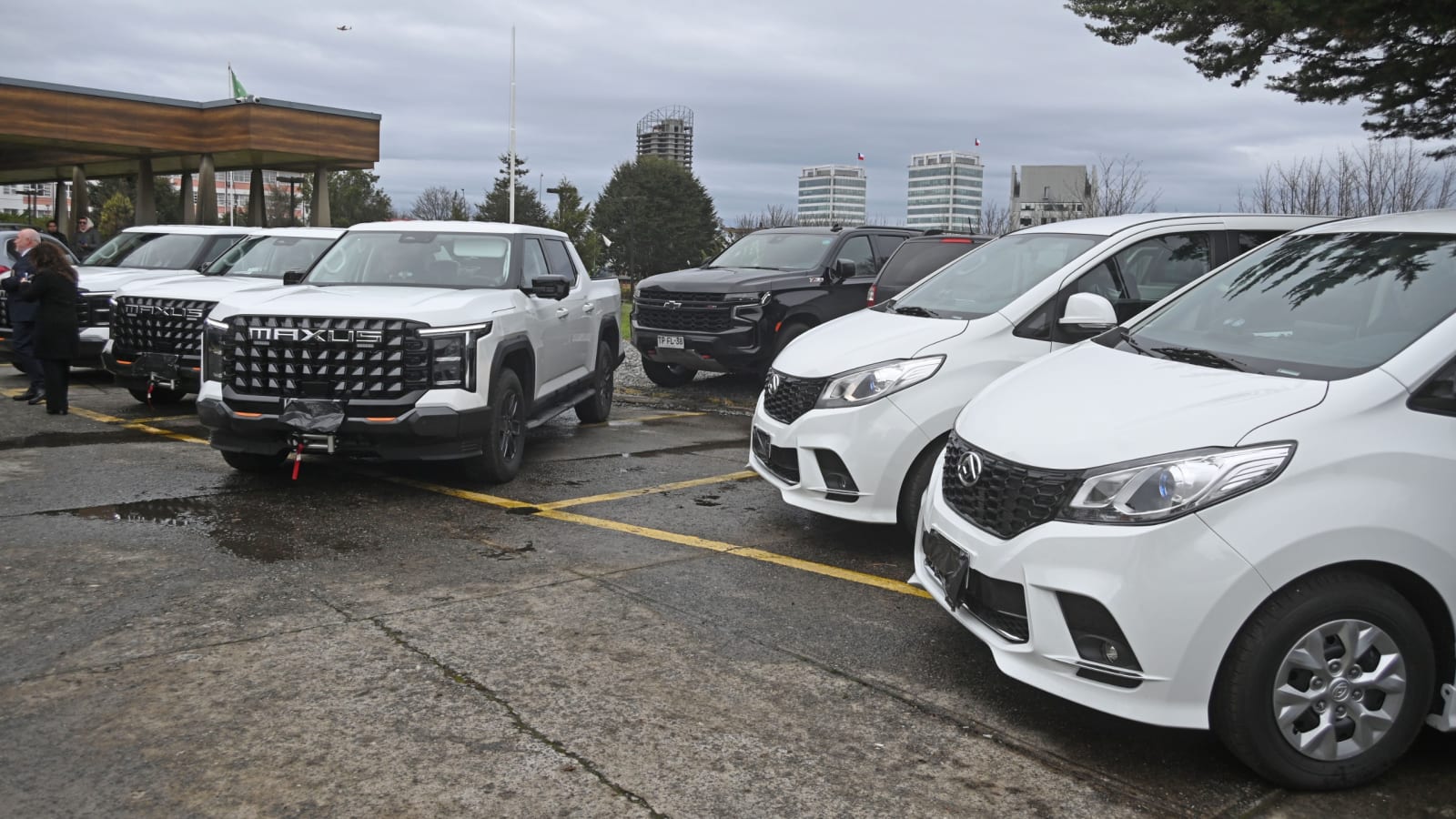 Camionetas y minibuses nuevos entregados a la PDI, estacionados en fila