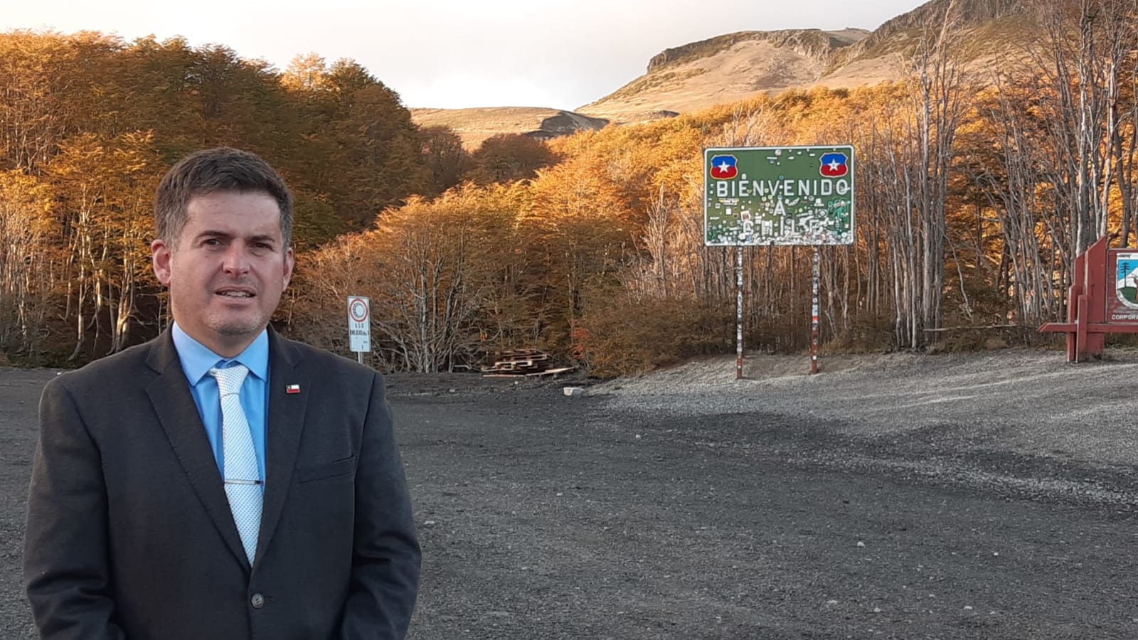 El delegado presidencial provincial de Osorno en el paso Cardenal Samoré, junto al letrero de bienvenida a Chile