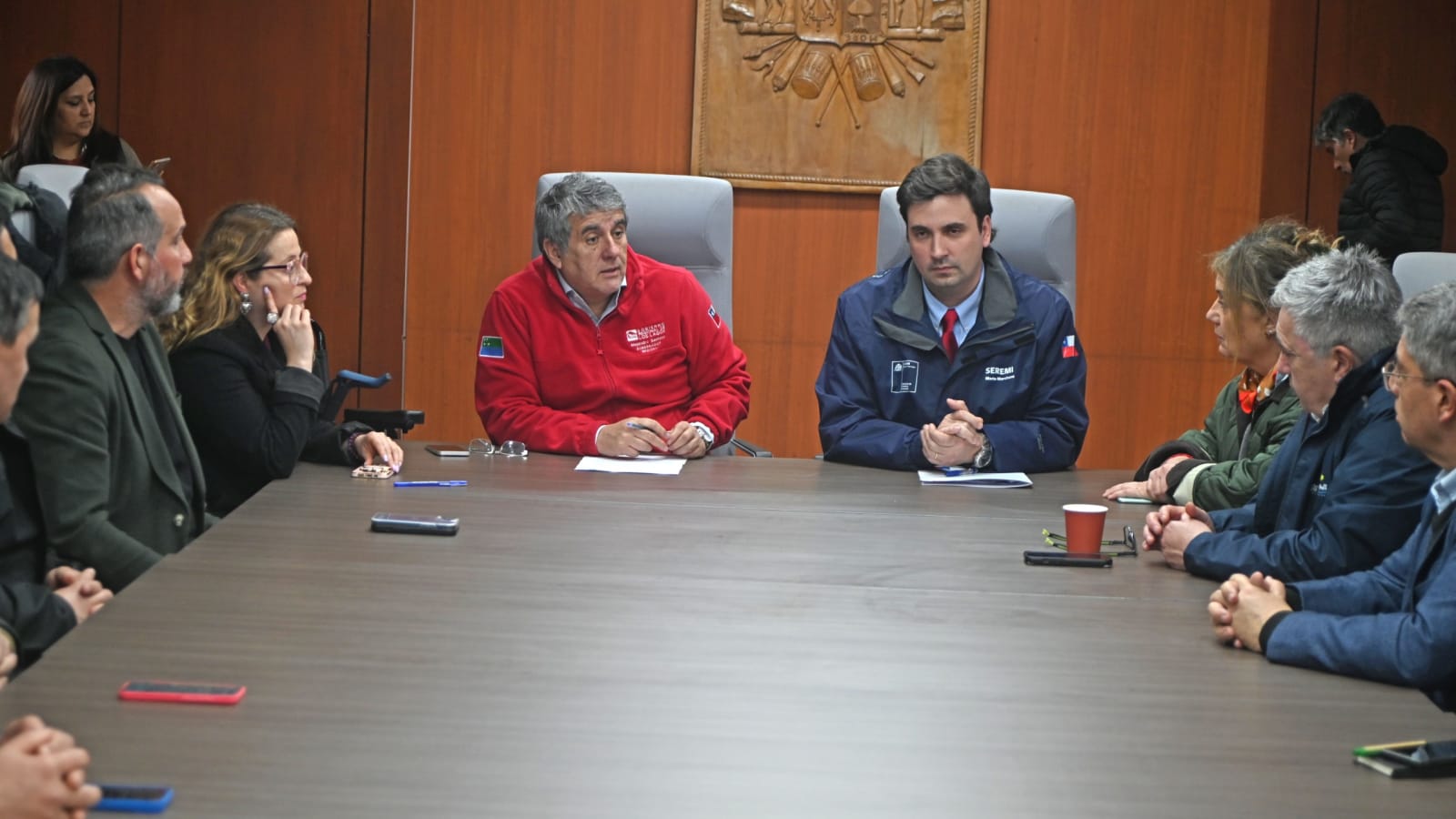 El gobernador regional y el seremi de Vivienda con alcaldes y consejeros en la firma del convenio del plan regulador intercomunal