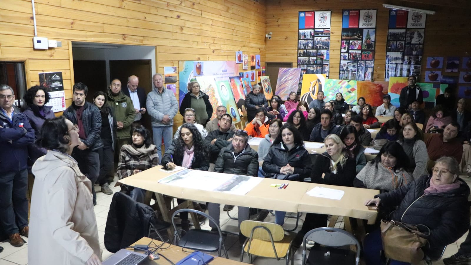 Vecinos de Ovejería Alto asisten a la primera jornada de participación ciudadana del parque en una sede comunitaria