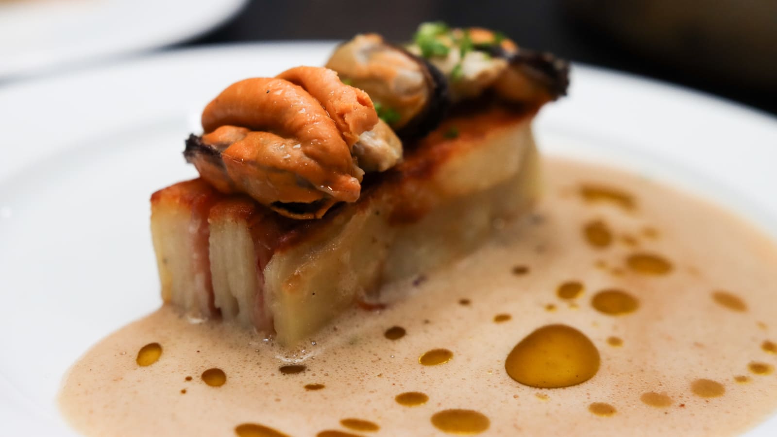 Plato con mejillones chilenos y salsa servido en el Encuentro Gastronómico Austral de ProChile en Ciudad de México