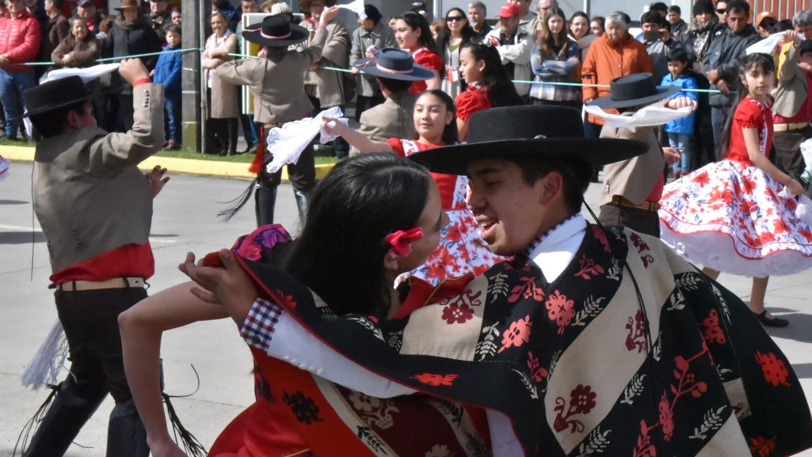 Pareja baila cueca en la calle durante una celebración de Fiestas Patrias en Frutillar, imagen de archivo
