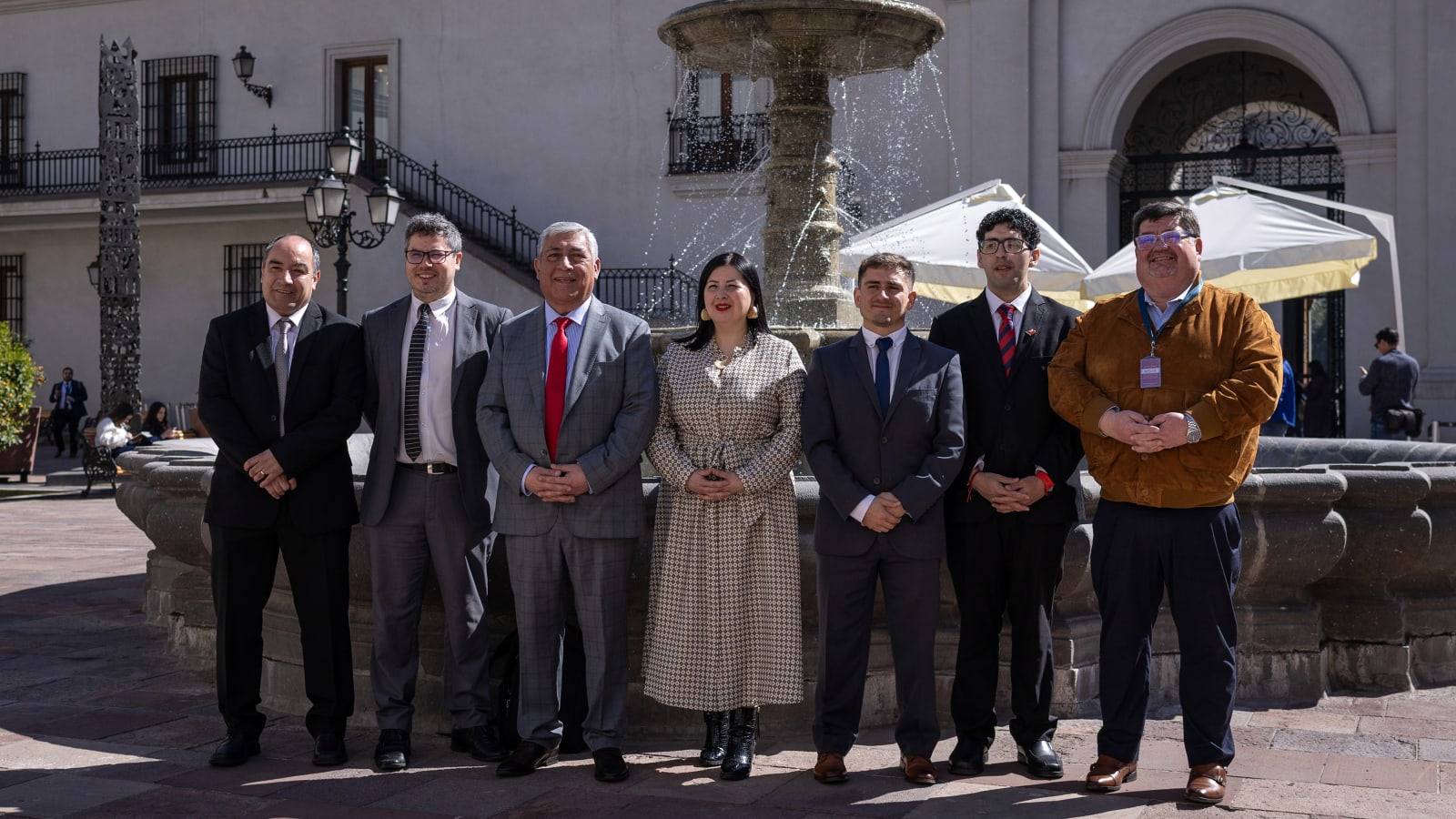 Autoridades de Gobierno y del Concejo Municipal de Castro tras la reunión en La Moneda por los residuos de Chiloé