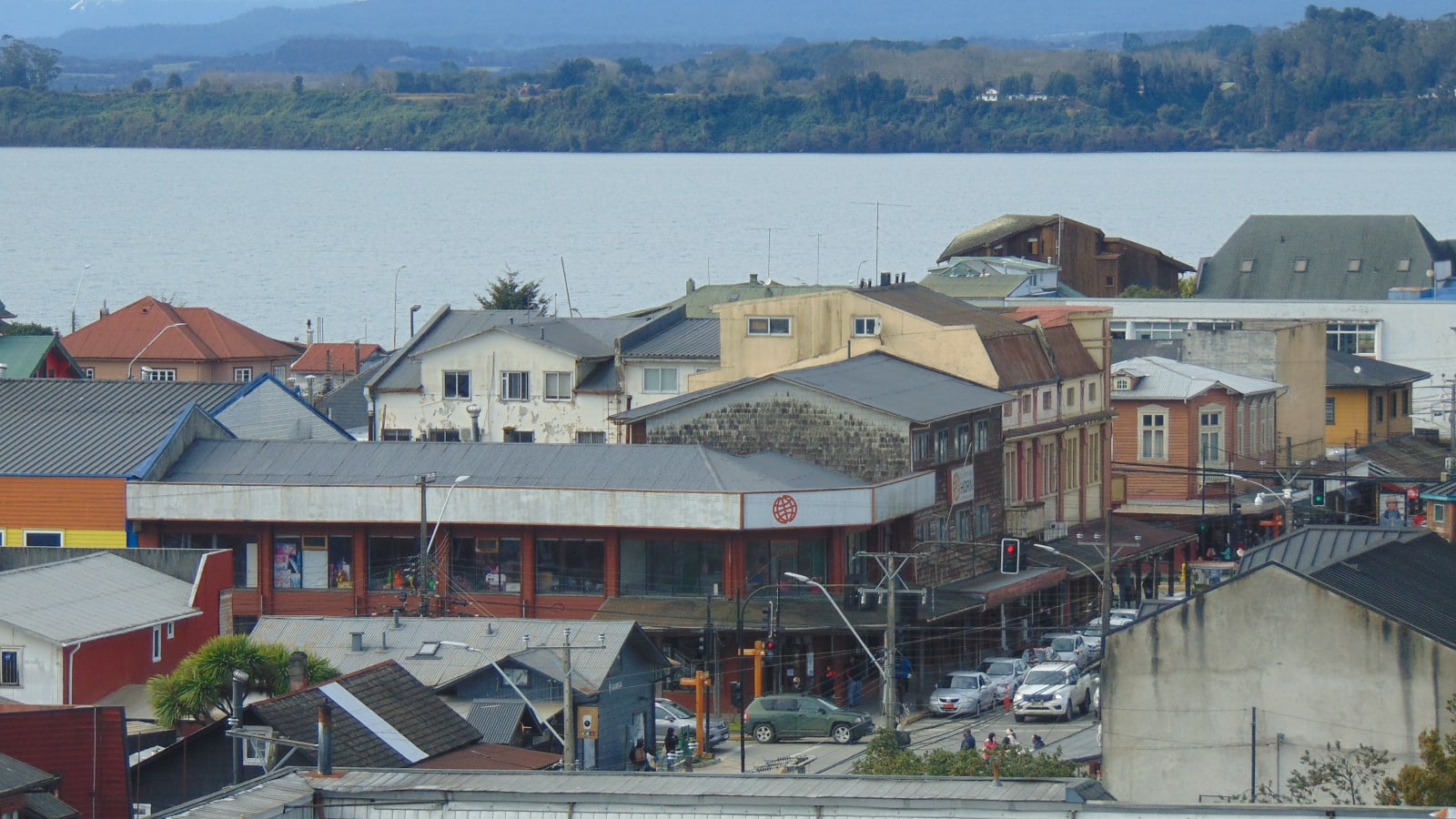 Calle San José en el centro de Puerto Varas, con locales comerciales y el lago Llanquihue al fondo