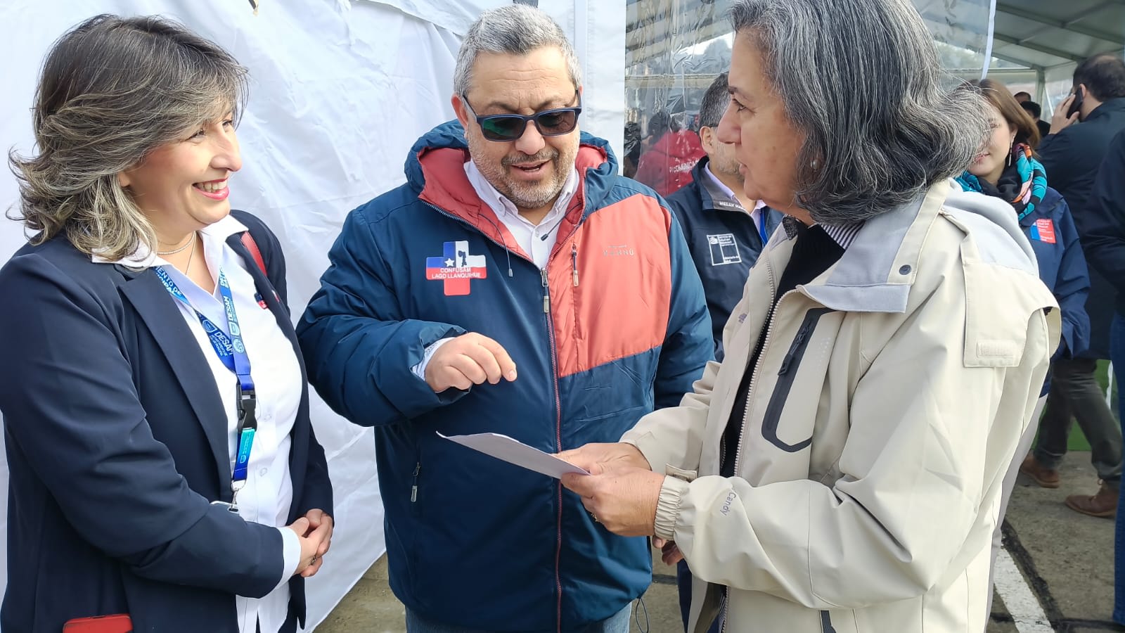 Un dirigente de la Confusam Lago Llanquihue conversa con la ministra de Salud mientras le entrega la carta, en Puerto Montt