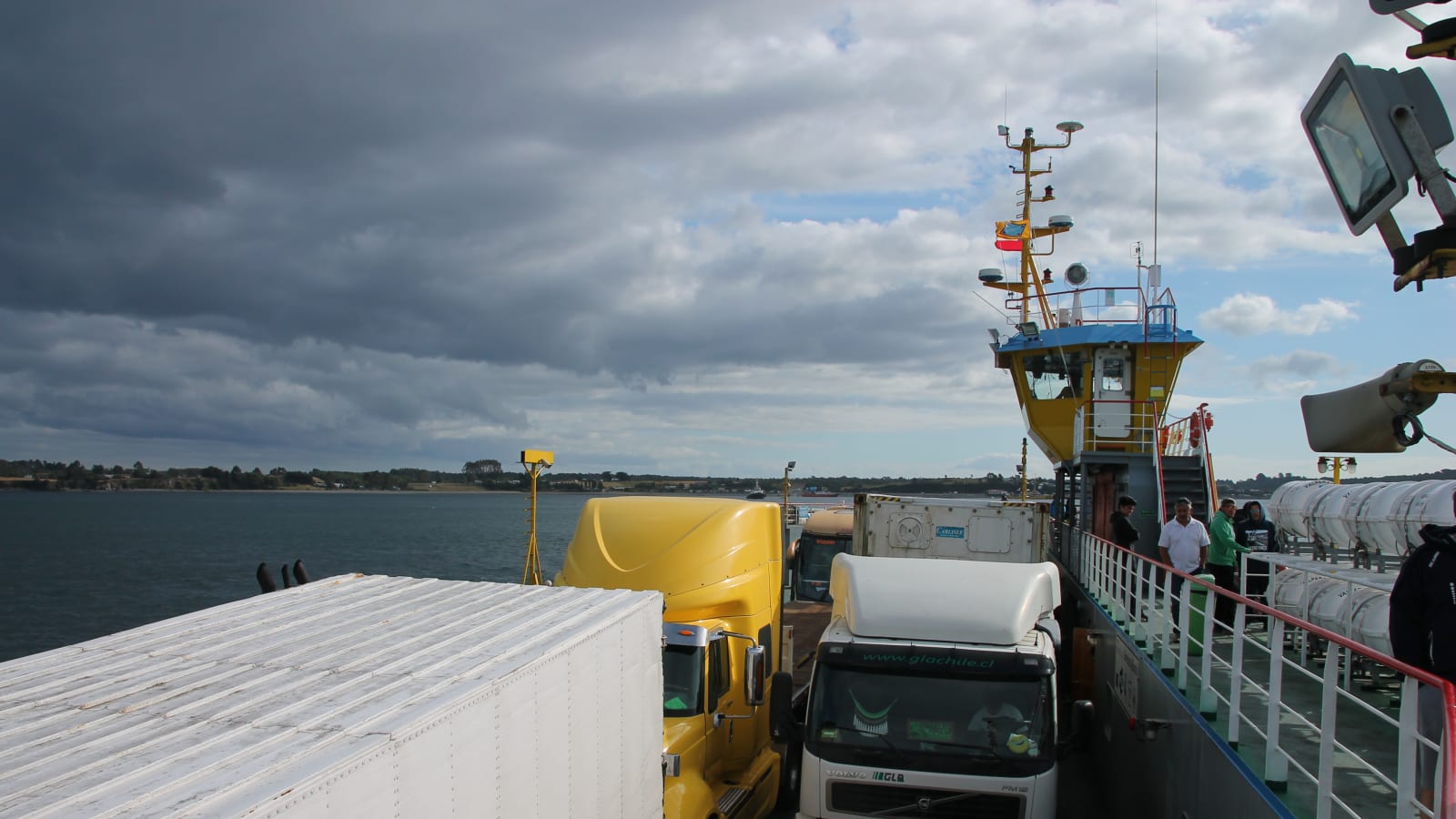 Camiones y autos a bordo de un transbordador durante el cruce del canal de Chacao