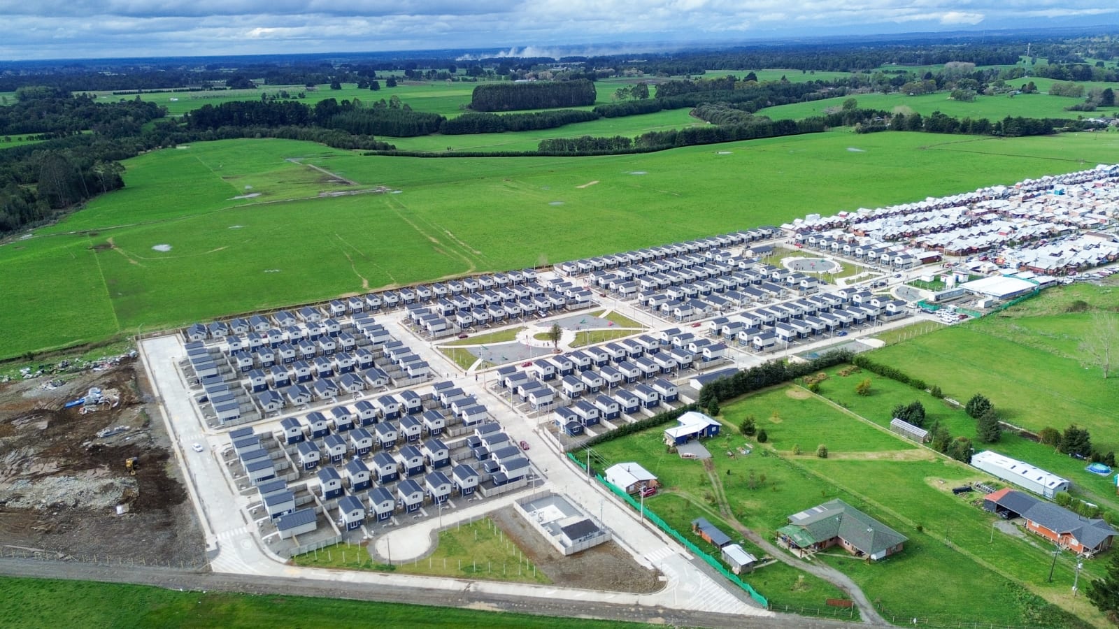 Vista aérea del conjunto habitacional Villa Esperanza de Puerto Octay, con sus casas nuevas, plazas y áreas verdes rodeadas de potreros