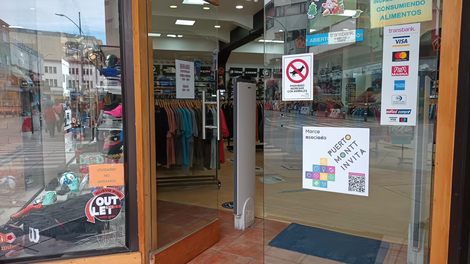 Entrada de una tienda de ropa en el centro de Puerto Montt, con las antenas antirrobo junto a la puerta