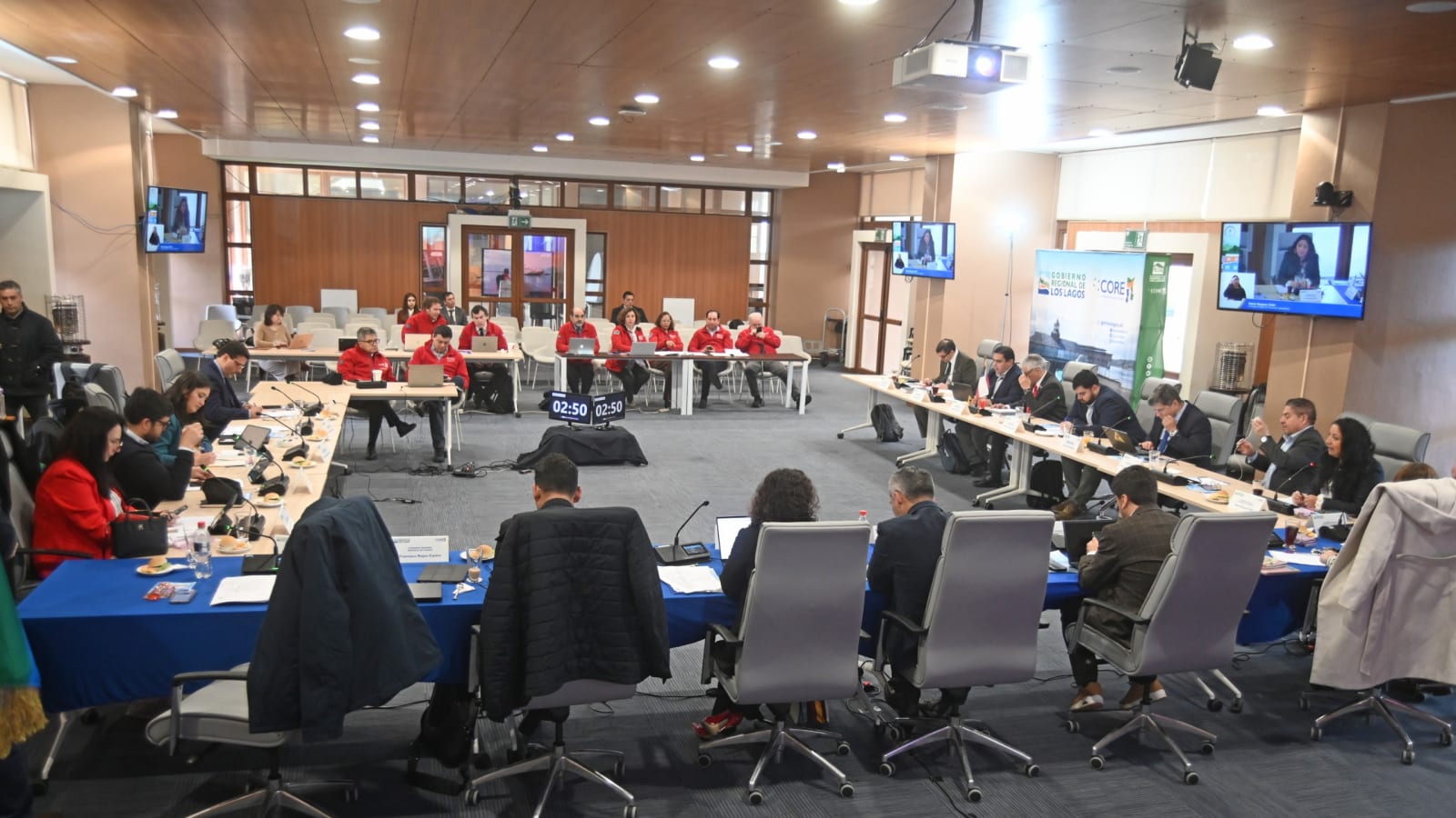 Sesión plenaria del Consejo Regional de Los Lagos, con consejeros y funcionarios del Gobierno Regional