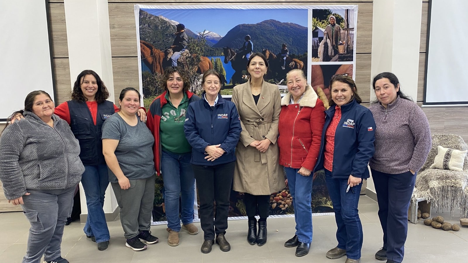 Agricultoras de Los Lagos junto a la directora nacional de INDAP en el lanzamiento del modelo de apoyo a mujeres rurales en Castro
