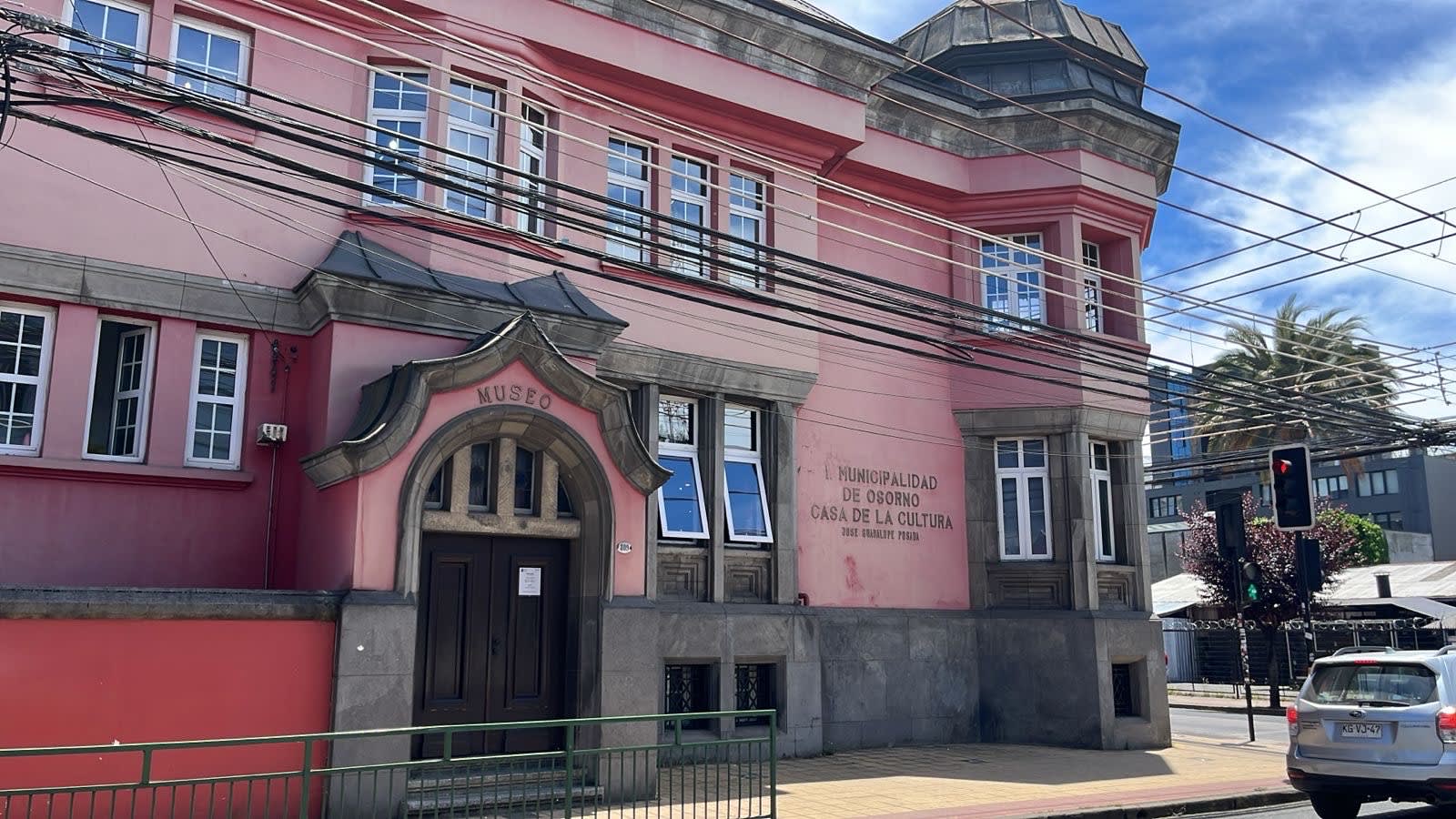 Fachada rosada de la Casa de la Cultura José Guadalupe Posada, sede del Museo Histórico Municipal de Osorno