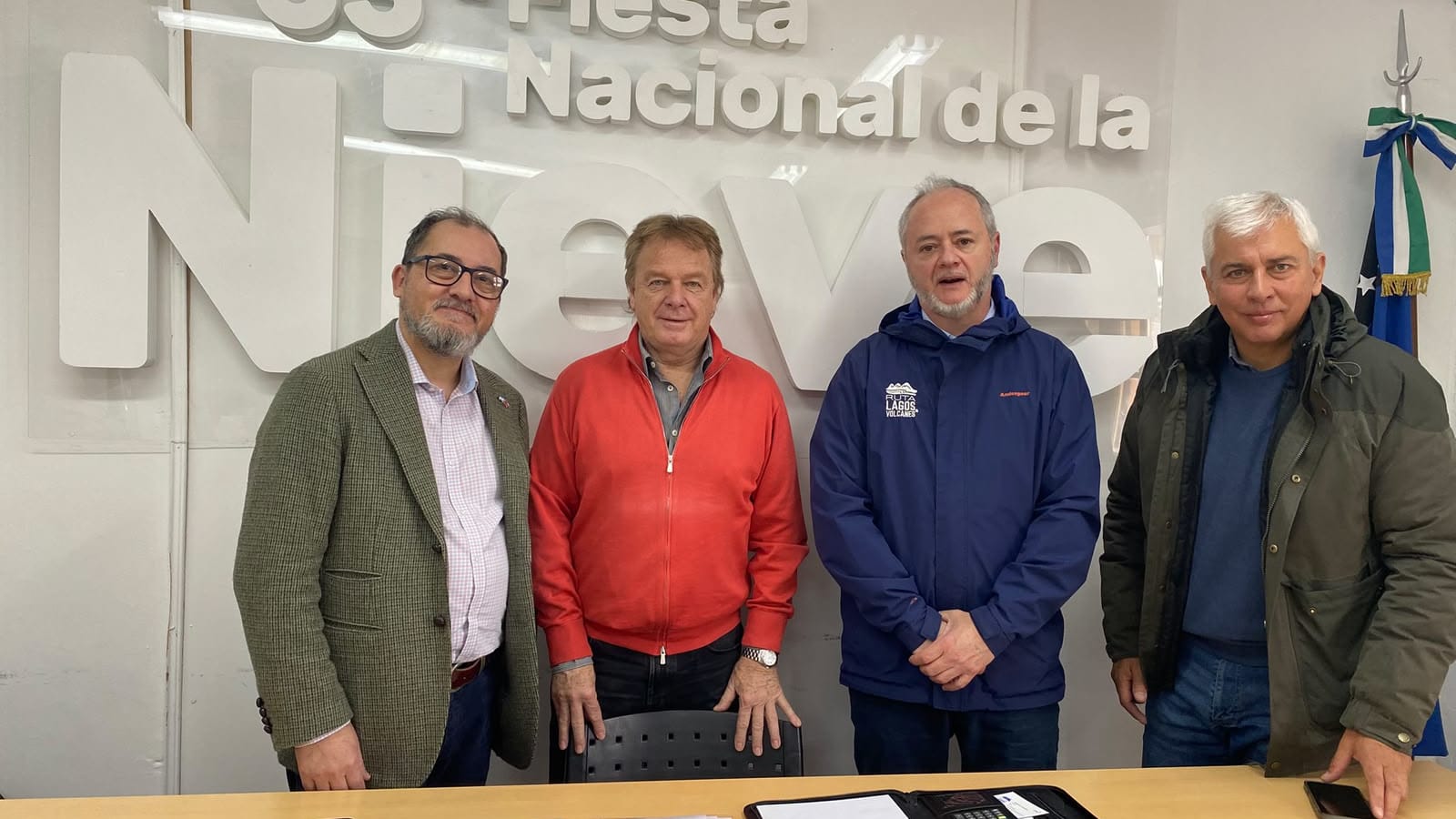 El gerente de la Ruta Escénica Lagos y Volcanes junto al cónsul de Chile y autoridades de turismo de Bariloche