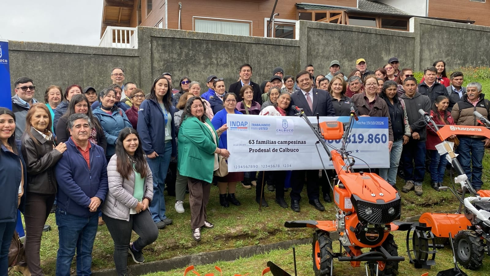 Agricultores del Prodesal de Calbuco junto a motocultivadores y un cheque simbólico de INDAP por la entrega del 19 de octubre de 2026