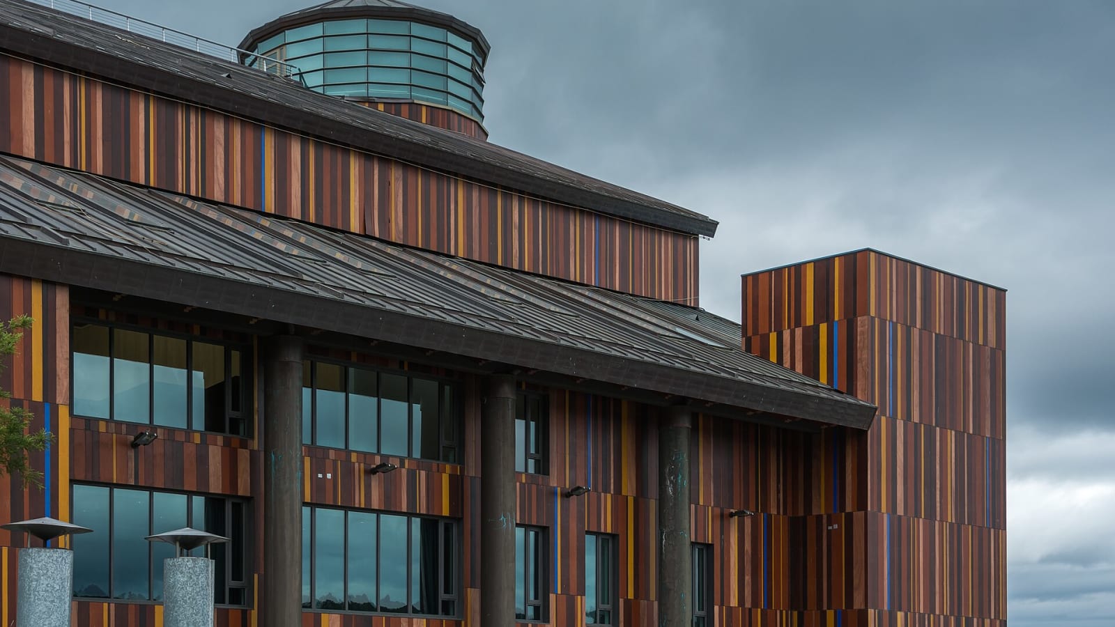 Fachada de madera del Teatro del Lago de Frutillar bajo un cielo nublado