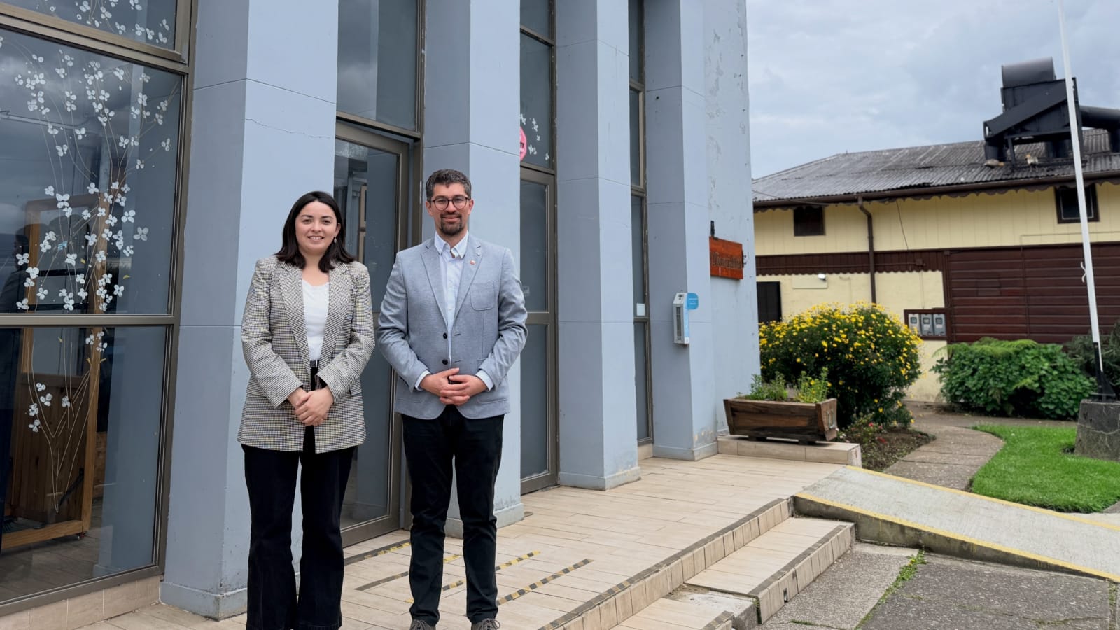 La directora regional de Vialidad, Camila Rubilar, y el alcalde Javier Arismendi frente al edificio de la Municipalidad de Frutillar