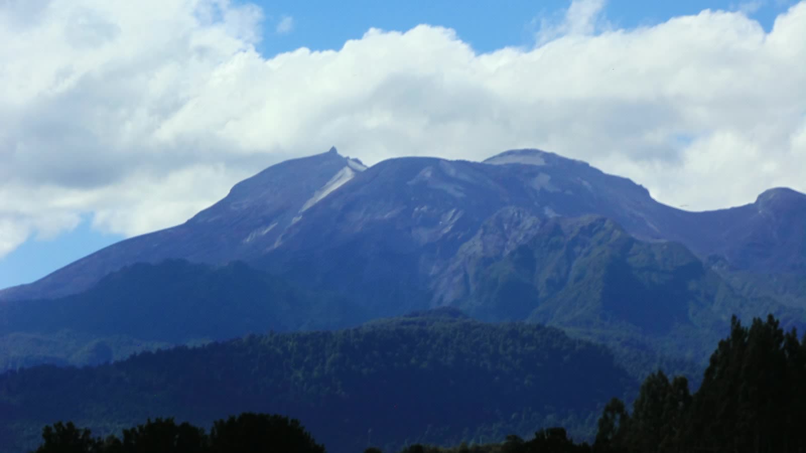 Volcán Calbuco con nubes sobre la cumbre, visto desde el valle