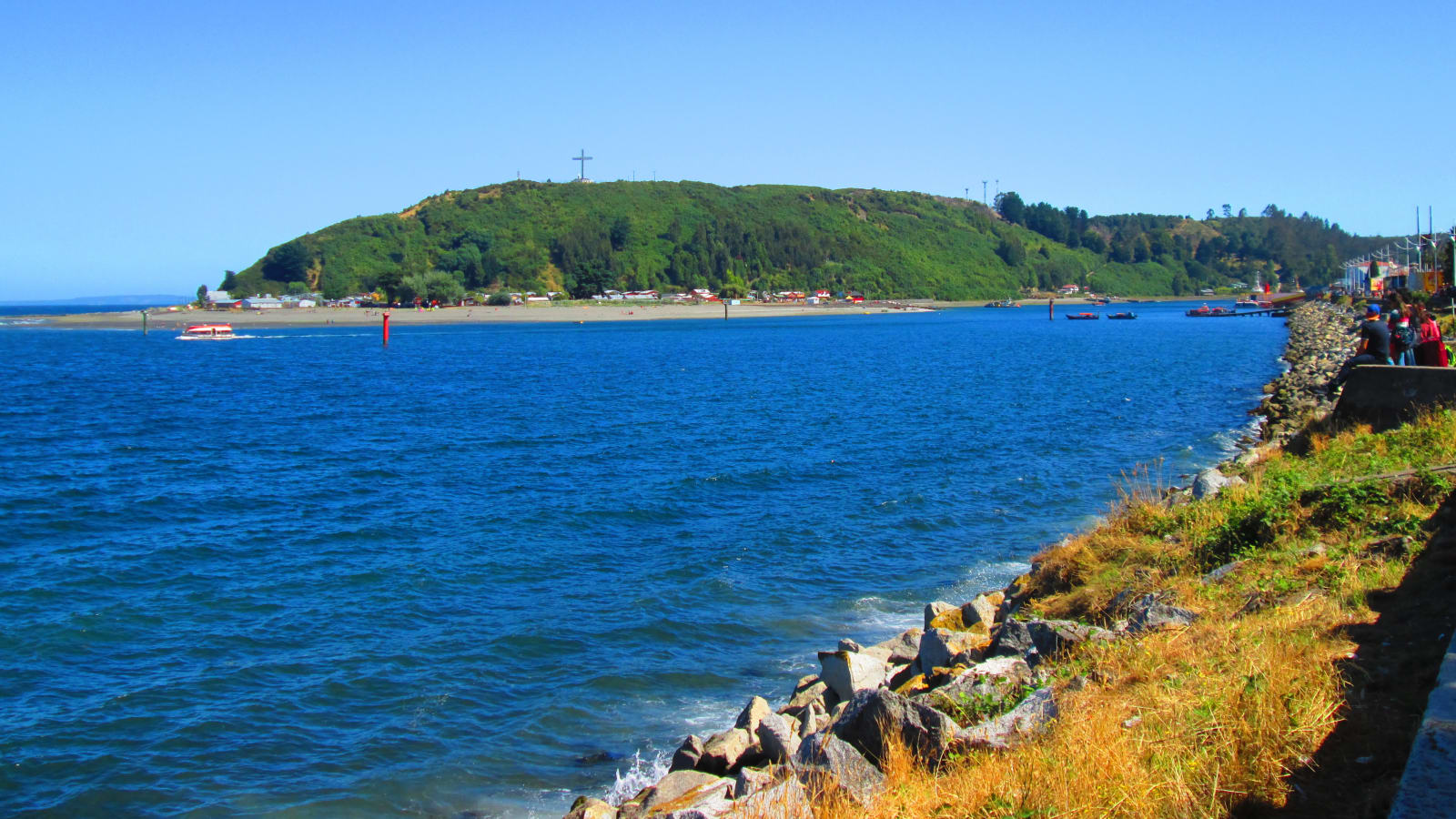 Isla Tenglo vista desde la costanera de Puerto Montt, con la cruz en lo alto de la isla, en una imagen de archivo
