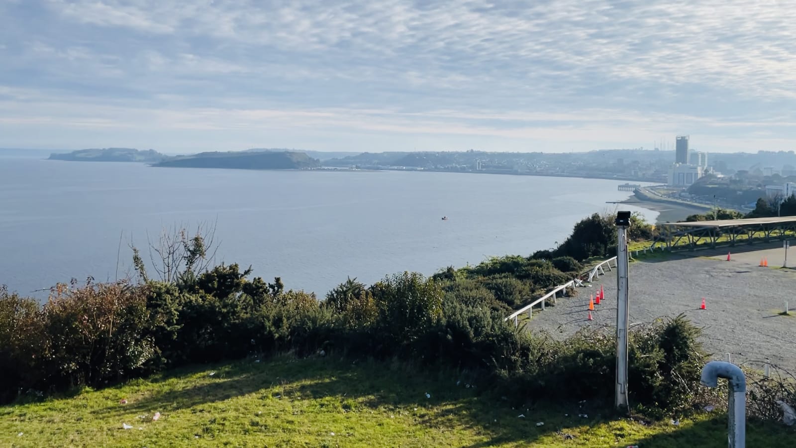 Vista del seno de Reloncaví y la costanera de Puerto Montt desde las alturas de la ciudad