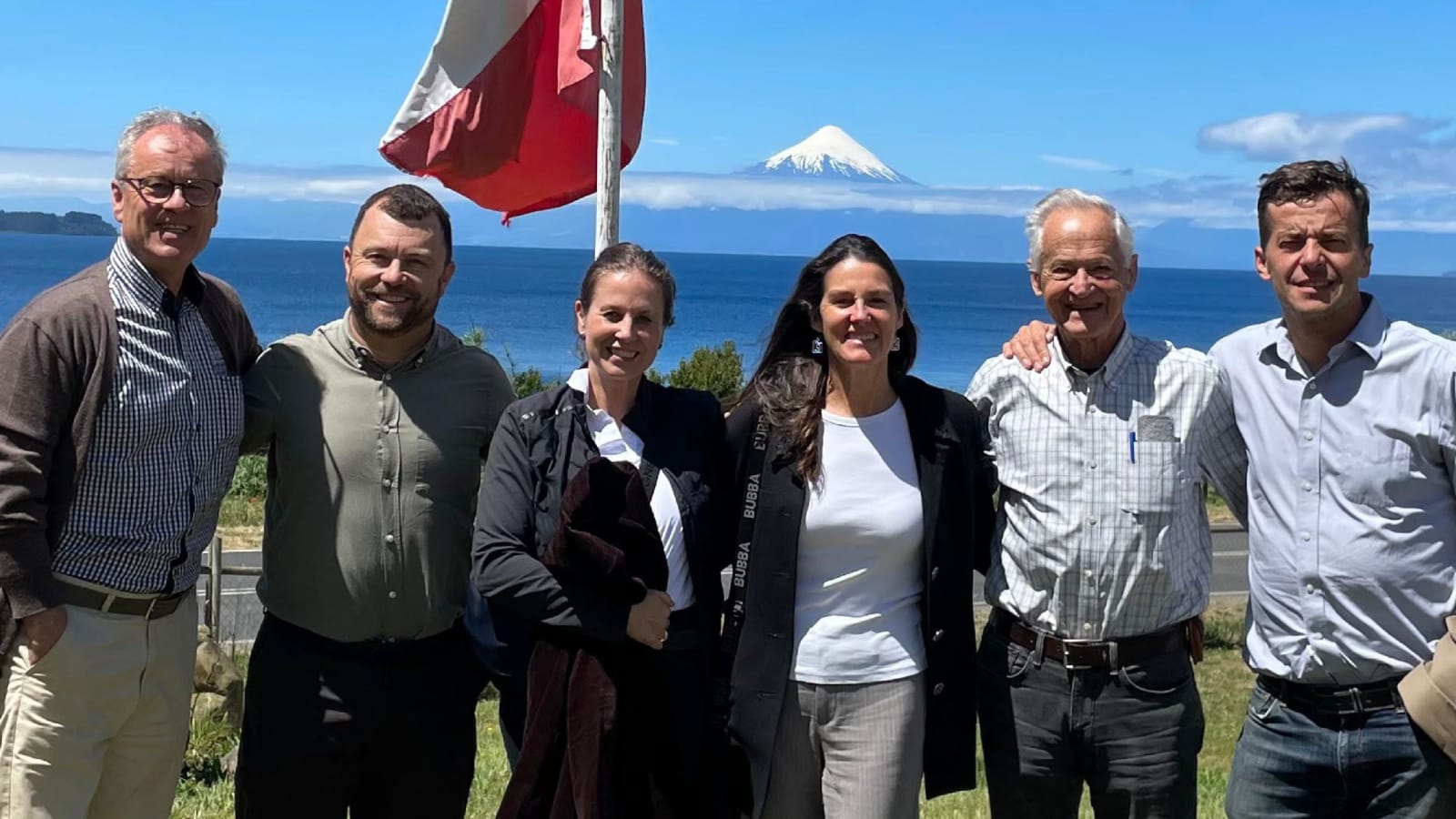 Impulsores del proyecto Heritage School frente al lago Llanquihue, con el volcán Osorno al fondo