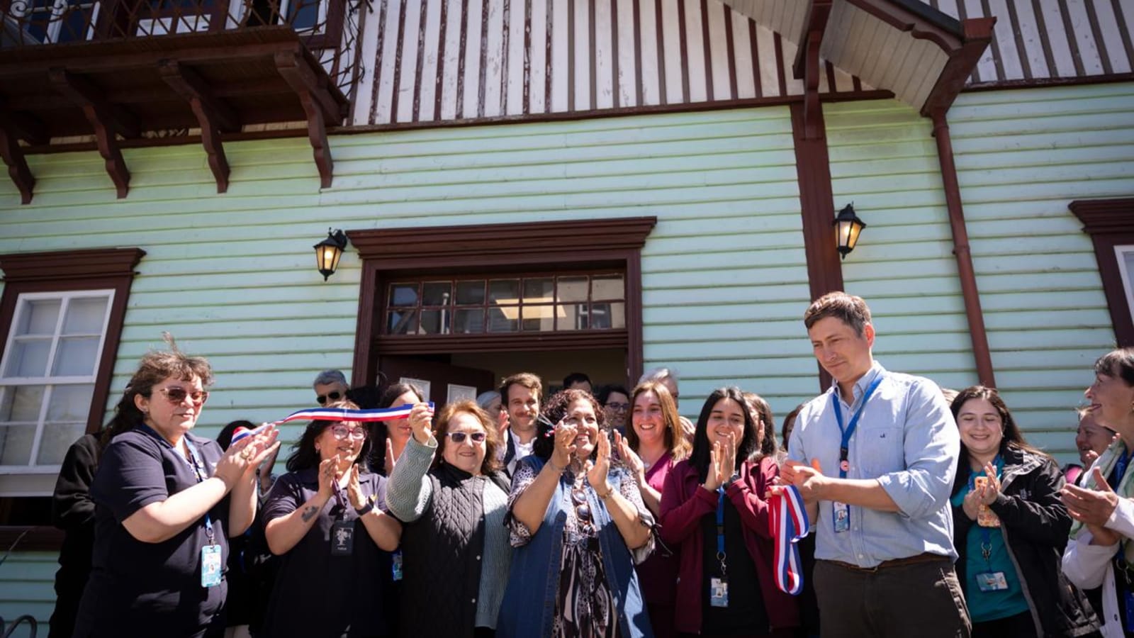 Funcionarias de salud y autoridades cortan la cinta frente a la Casa Kaschel, sede del Centro Diagnóstico de Puerto Varas