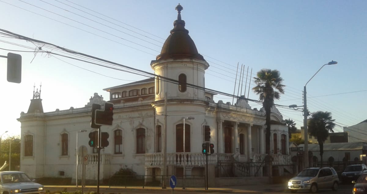 Fachada de la Casa Caldumbide, casona patrimonial en la esquina de O'Higgins con Manuel Rodríguez, en Osorno