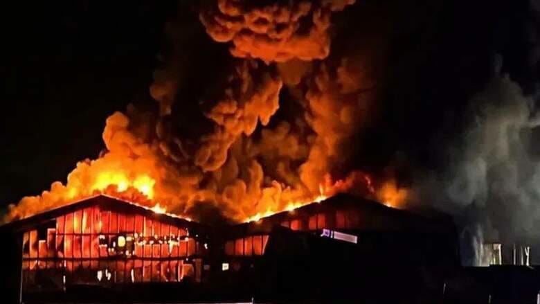 Bodega industrial en llamas durante la madrugada en el sector Trapén de Puerto Montt