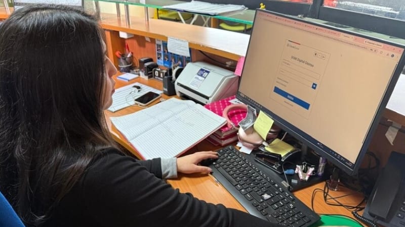Una funcionaria municipal usa la plataforma DOM Digital en la pantalla de su computador