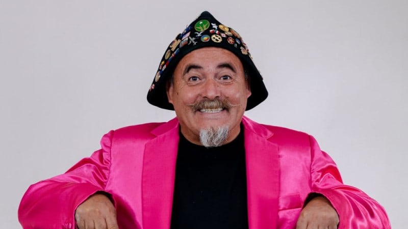 El comediante Paul Vásquez, «El Flaco», con chaqueta rosada y sombrero, en una fotografía promocional