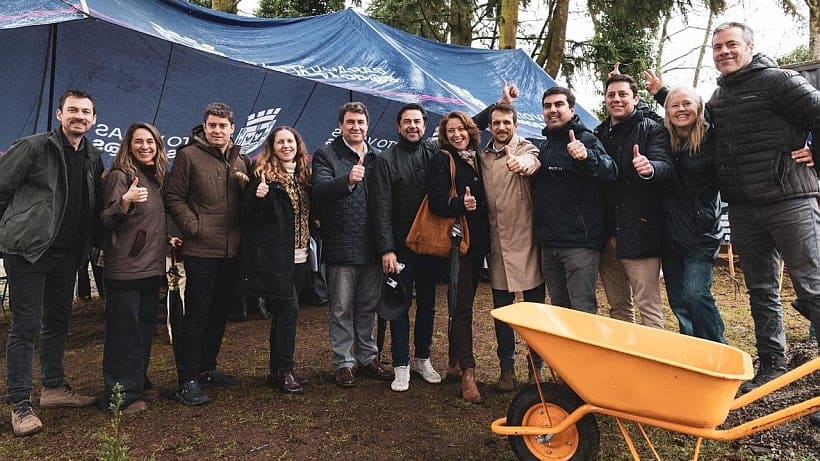 Autoridades y representantes del ecosistema científico en el terreno donde se instaló la primera piedra del StartupLab Patagonia, en Puerto Varas