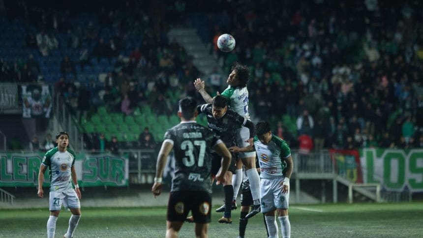Disputa aérea entre jugadores de Deportes Puerto Montt y Curicó Unido en el Estadio Chinquihue