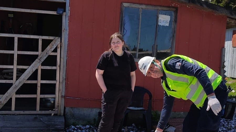 Trabajador de Saesa entrega bidones de combustible para el generador de respaldo de una paciente electrodependiente en una vivienda rural