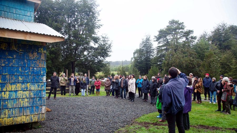 La Capilla Azul de Contuy, en la comuna de Queilen, durante una inauguración anterior