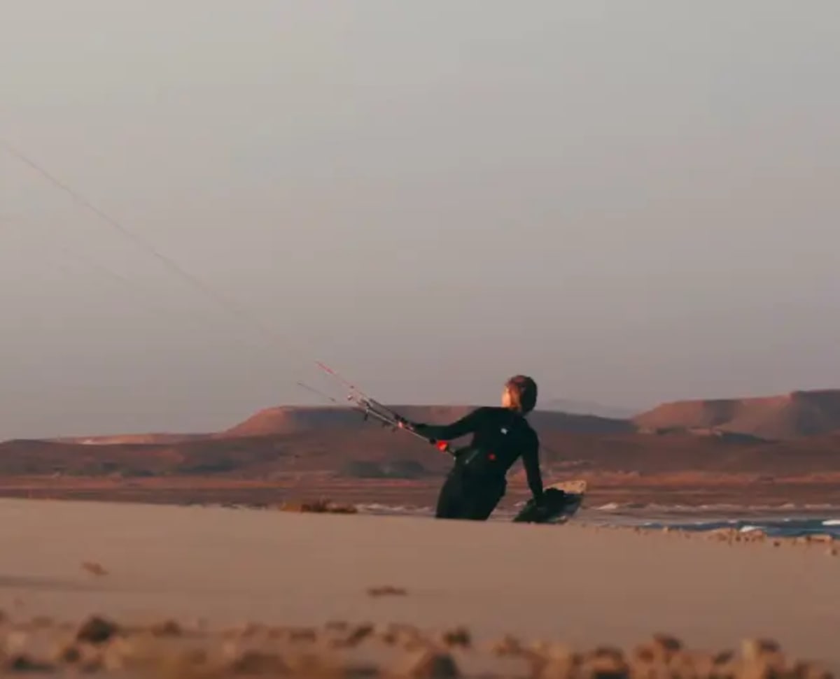 kitesurfista yendo a navegar