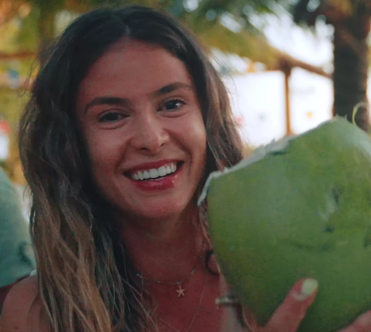 Una chica disfrutando el coco cearense