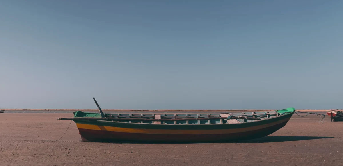 un bote reposando sobre la marea baja
