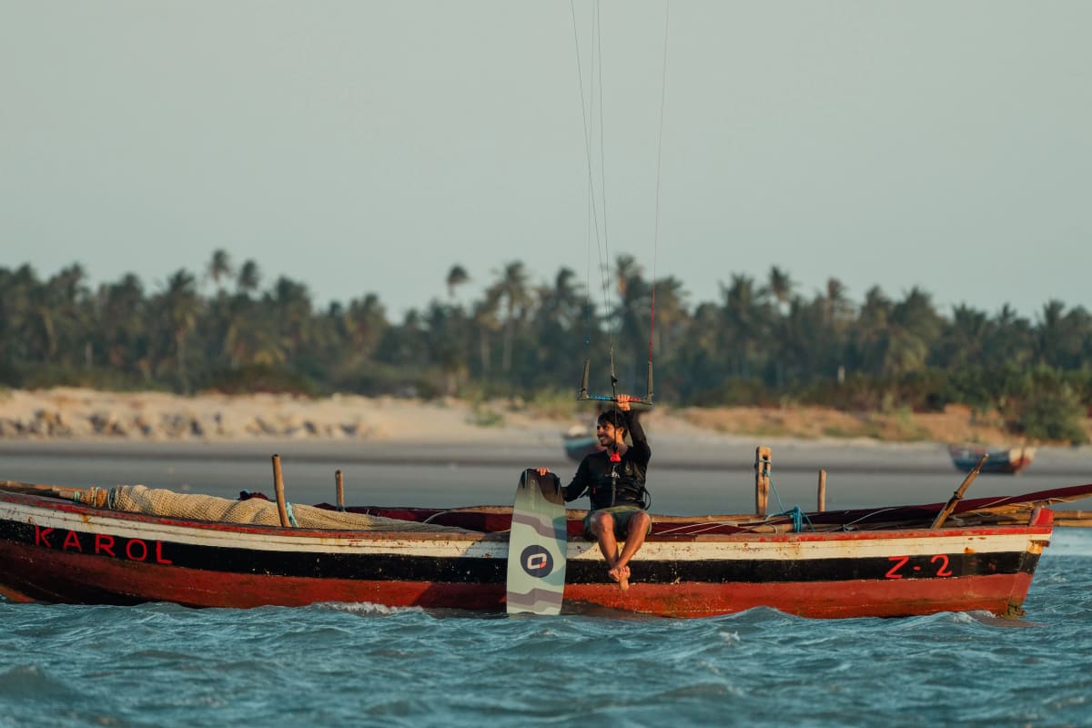 Kitesurfista en un bote