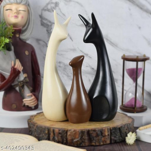 Figurines, vases