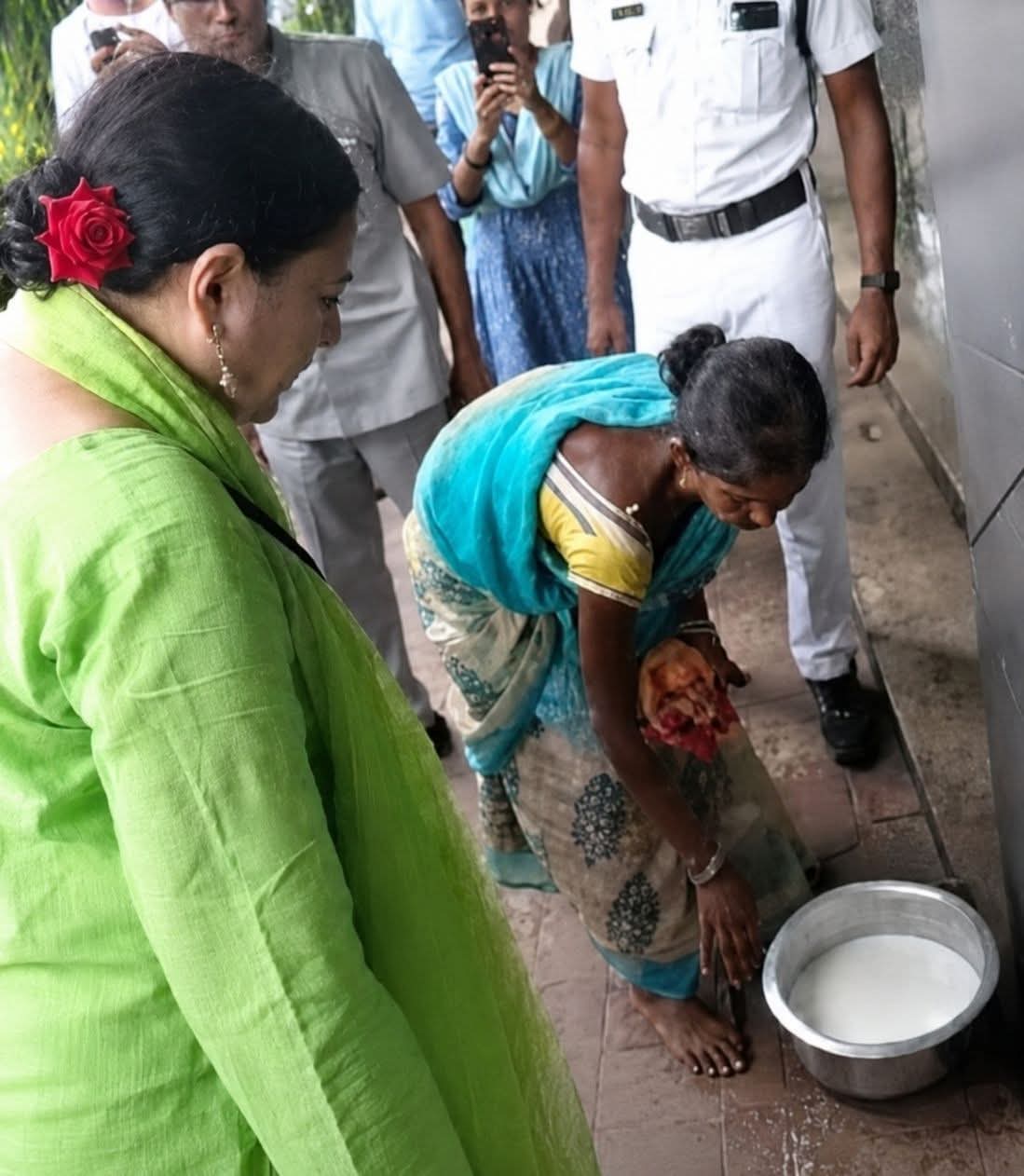 মন্ত্রী অগ্নিমিত্রা পল (পাল) ও কলকাতার ফুটপাথে দুধ গরম করা…