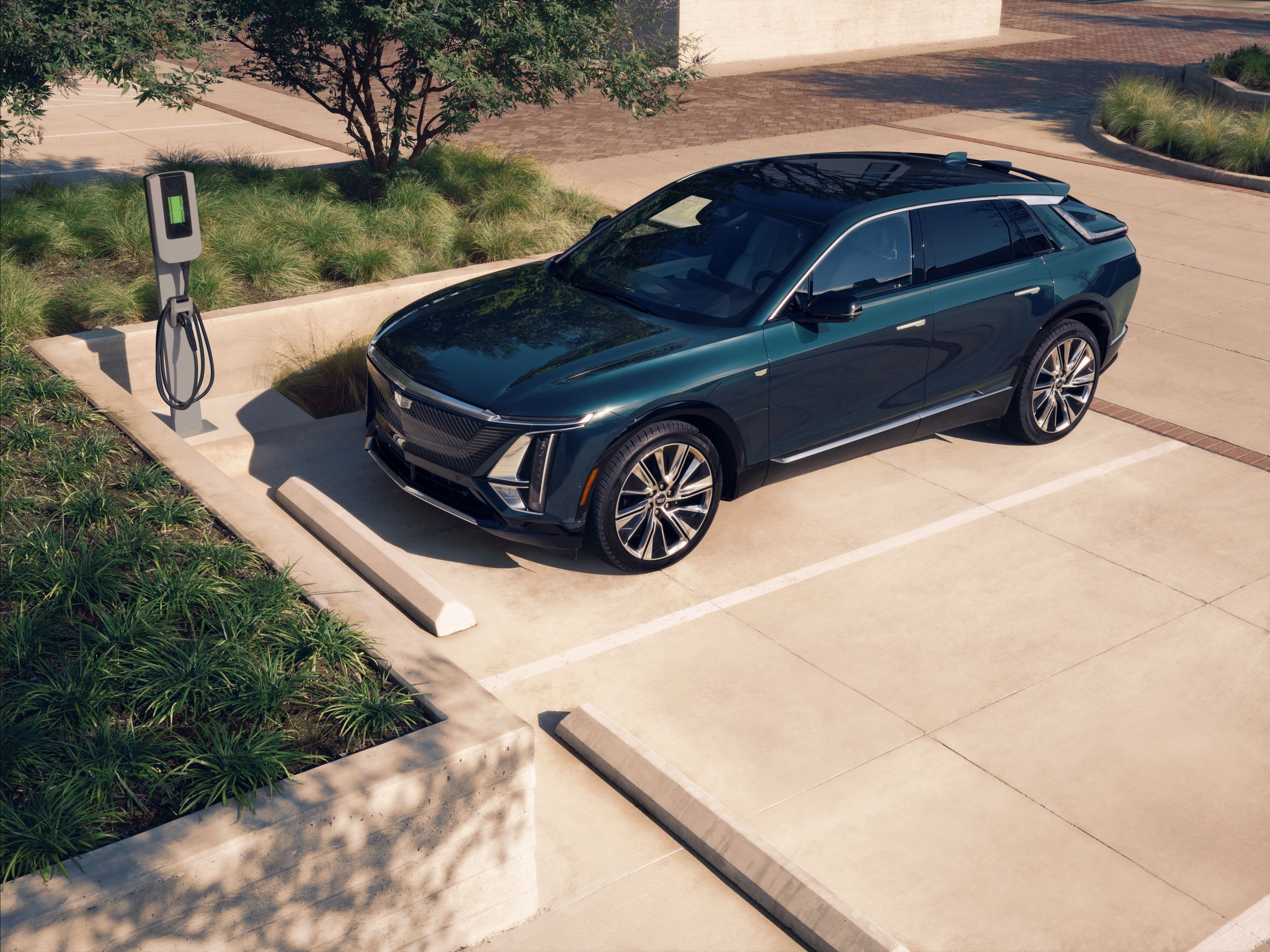 2027 Cadillac Lyriq: 102 kWh EV SUV With 525 km EPA Range From $59,400